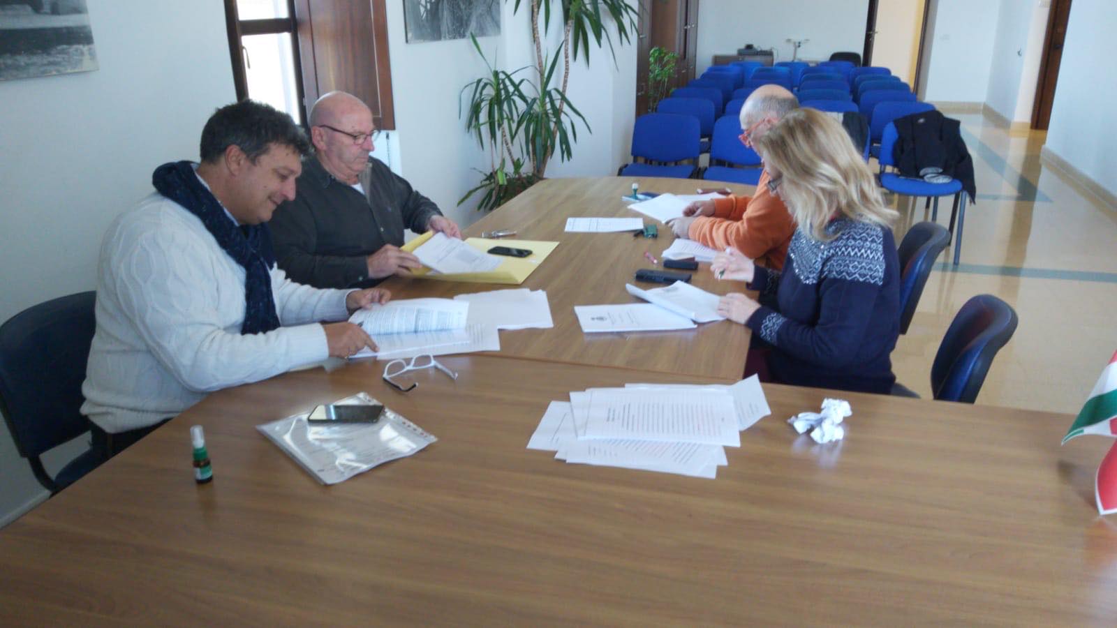 Firma contratto Comune di Ventotene e FRZ