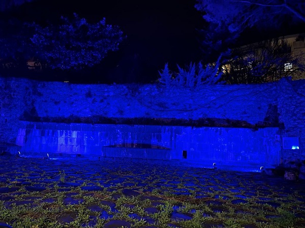 La Fontana di San Remigio illuminata di blu a