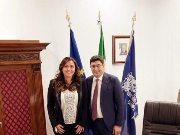 Lassessore ai Servizi Sociali Rosita Nervino e il sindaco Gianluca Taddeo