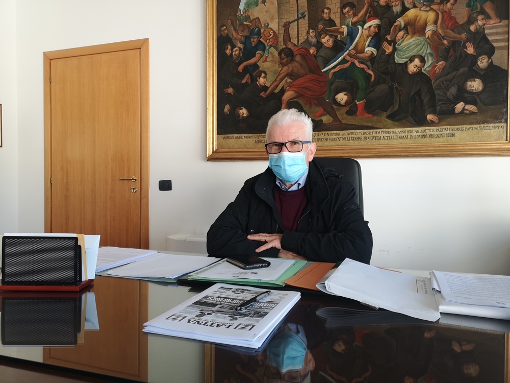 sindaco di fondi beniamino maschietto con mascherina nel suo ufficio